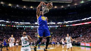 Andre Iguodala anota durante el partido contra Celtics