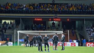 Jugadores de Tigres en la cancha de CU previo a la Final