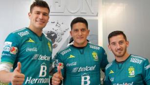 Chatón, Cuevas y Cano posan con la camiseta de León