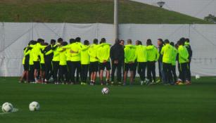 Futbolistas de América durante el entrenamiento