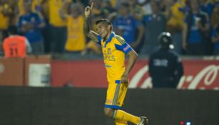 Javier Aquino festeja un gol con Tigres