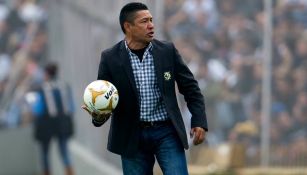 Ambriz retiene un balón