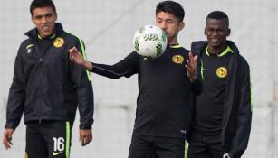 Oribe controla el esférico en una práctica