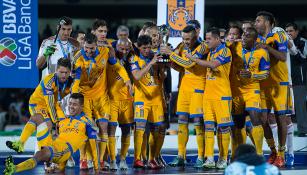 Tigres, levantando el trofeo tras derrotar a Pumas