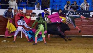 Momento en que el torero recibe una cornada