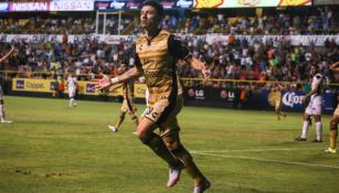 Héctor Mancilla celebrando una anotación con Dorados