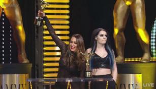 Momento en que Nikki Bella recibe el Slammy