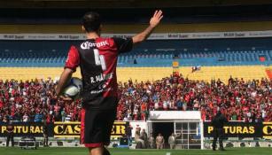 Rafa Márquez saluda a la gente en el estadio Jalisco