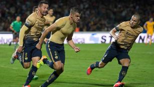 Alcoba festeja un gol contra Tigres