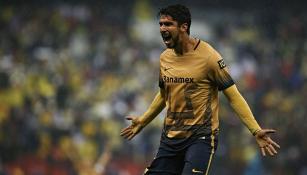 Herrera, festejando un gol con los Pumas