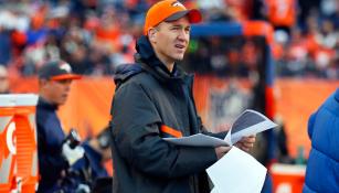 Peyton Manning observa partido de Broncos