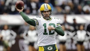 Aaron Rodgers lanza el ovoide