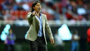 Matías Almeyda da instrucciones en juego de Chivas