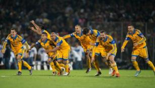 Los Tigres corren a celebrar el título del Apertura 2015