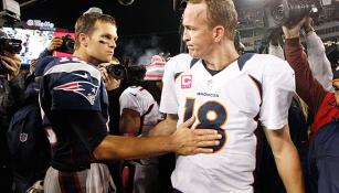 Brady y Manning se saludan después de un juego