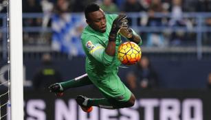 Kameni ataja un balón en partido con el Málaga