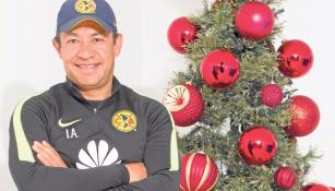 Nacho posa junto a un árbol de Navidad