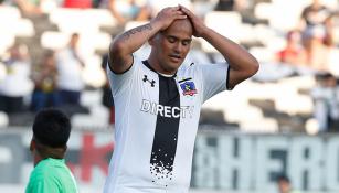 Chupete Suazo en un partido con Colo Colo 