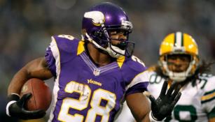 Adrian Peterson acarrea el balón