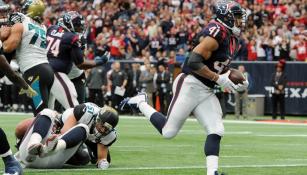 Jonathan Grimes anotando touchdown a Jacksonville