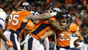 Los jugadores de Broncos celebran tras la victoria