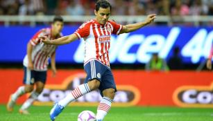 Omar Bravo realizando un disparo en un duelo de Chivas