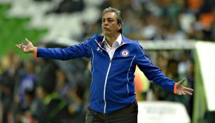 Tomás Boy reclama en un juego de Cruz Azul