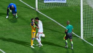 Momento en que Nahuel 'besa' a Jiménez tras el penalti del campeonato