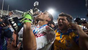 Nahuel, besando la copa de Campeón del Apertura 2015