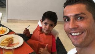 Cristiano se toma un selfie con su hijo