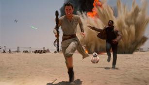 Rey, corriendo de los ataques enemigos en una escena de la película