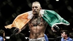 Conor McGregor festeja conla bandera de Irlanda