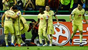 Jugadores del América festejan un gol