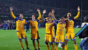 Los jugadores de Tigres celebran el título en la cancha de CU