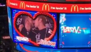 La pareja gay durante su beso en el Staples Center