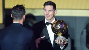 Messi y CR7 se saludan tras la entrega del trofeo