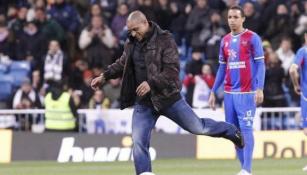 Roberto Carlos realiza el saque de honor ante Levante