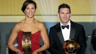 Messi y Lloyd muestran sus trofeos