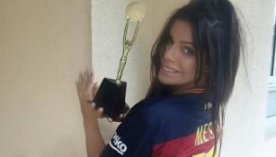 Suzy Cortez posa sexy con la playera del Barcelona