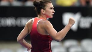 Simona Halep celebra un punto ante Caroline Garcia