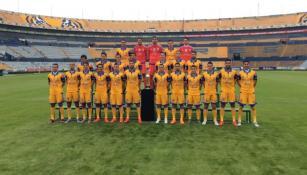 Tigres posa con el trofeo de la Liga MX