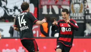 Chicharito festeja uno de sus goles con el Leverkusen