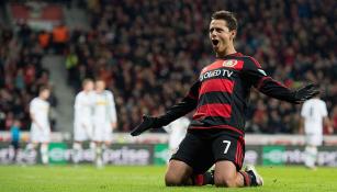 Chicharito, festejando un gol con el Leverkusen