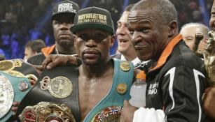 Mayweather presume sus cinturones