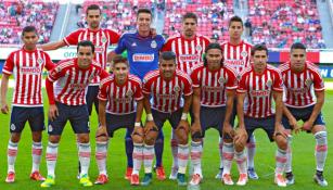 Los jugadores de Chivas previo al partido de la Jornada 1