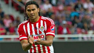 Gullit Peña en su debut con Chivas