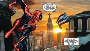 Spider Man observa la bandera de Puerto Rico