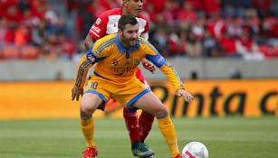 Gignac disputa la pelota con Paulo Da Silva en la derrota de Tigres