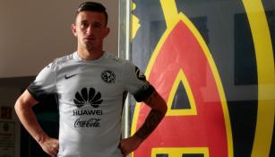 Lozano posa con la nueva playera del América