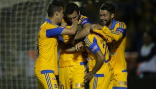 Sobis, Gignac y Dueñas felicitando a Aquino por su anotación